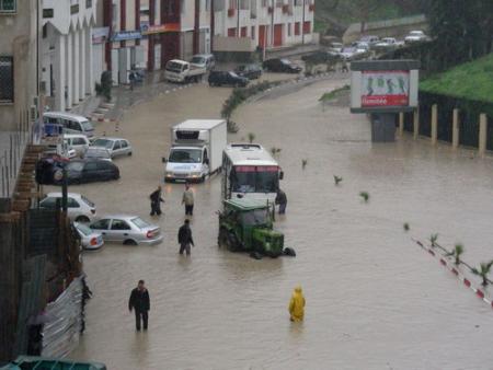 Tizi-Ouzou : Minibus dans les eaux au rond-point du 20 Avril 1980