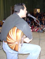 Ses spectacles � Bgayet se sont d�roul�s dans une salle archicomble : Farid Ferragui met le feu