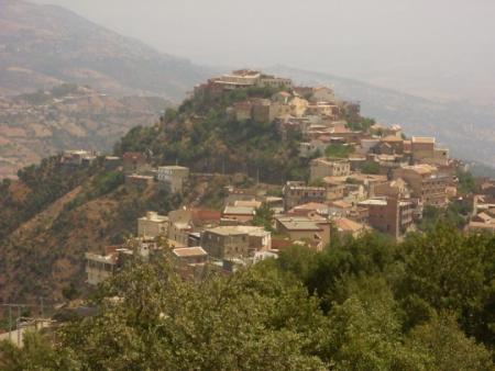 Village kabyle au sommet de la montagne