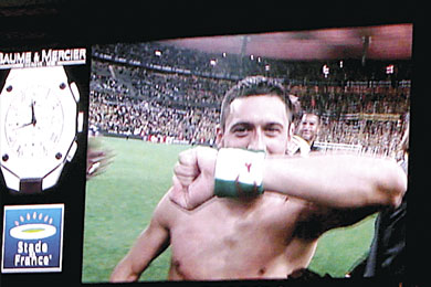 KARIM ZIANI:Un bracelet en coton aux couleurs nationales Algeriennes