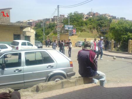 Les jeunes de Tassaft Ouguemoune se preparent pour aller jouer un match de Foot-Ball...