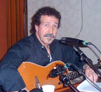 Un universitaire ose...Ait Menguellet traduit en arabe