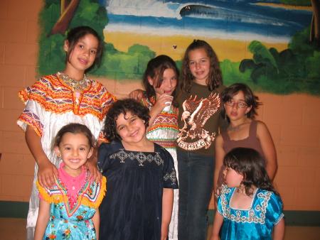 Filles kabyles au Coll�ge Jean de Br�beuf, 3200, C�te Ste-Catherine, face � l�h�pital Ste-Justine.