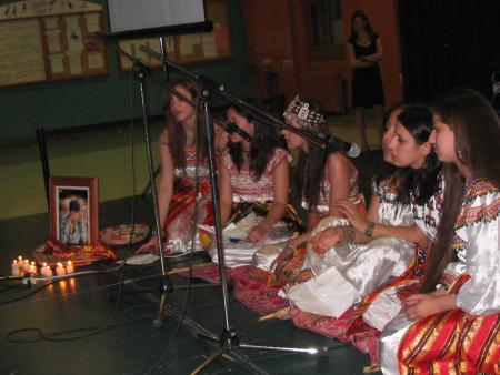 la Troupe Tilelli  de l'Association Culturelle Amazigh d'Ottawa-Hull (ACAOH) au Centre Amazigh de Montr�al(comm�moration de Loun�s Matoub _2007/06/23)