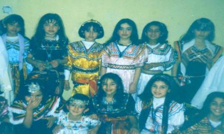 Chorale et groupe de danse Kabyles � l��cole de Blida